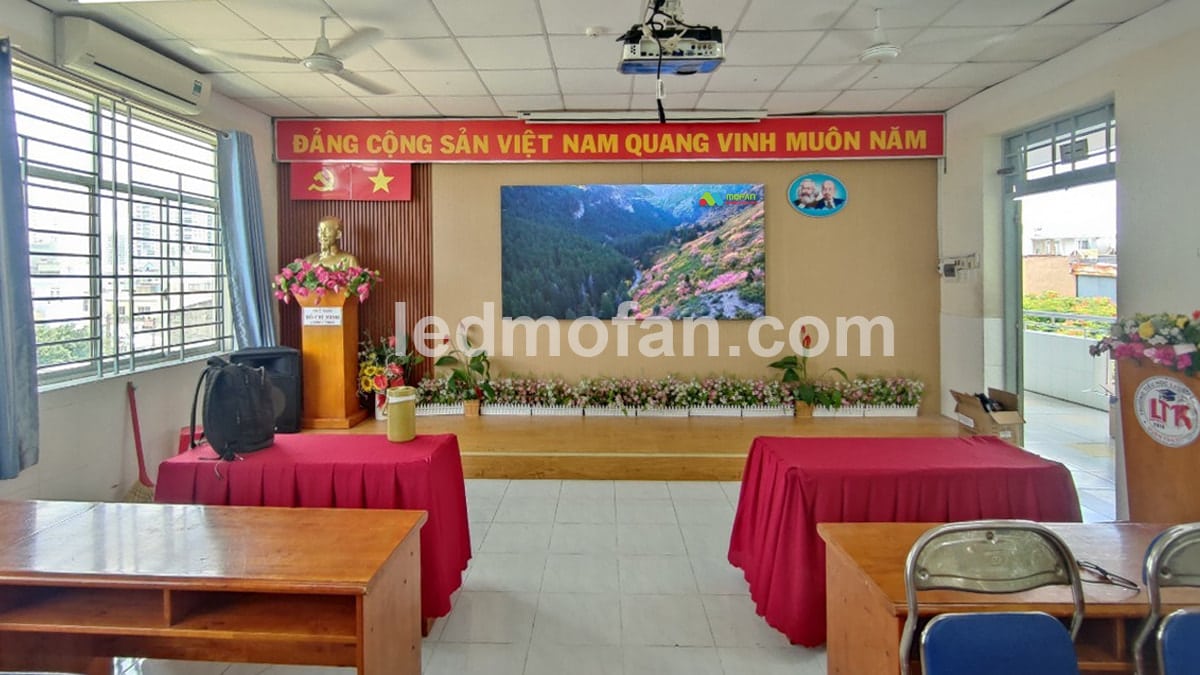 anh bia bai viet lap dat man hinh led p2.5 trong nha tai truong th tran thanh tong-min